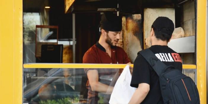 Hakkari'de kendini cüzdanını kaybetmiş aç asker olarak tanıtan Youtuber'a yardım eli!