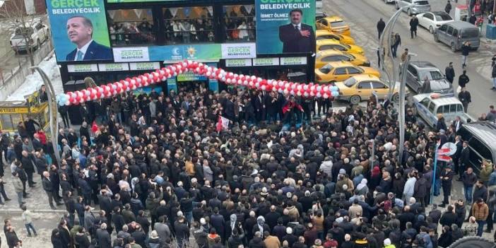 Ak Parti Hakkari belediye başkan adayı İsmet Ölmez'i binler karşıladı