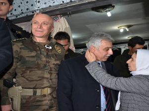 Vali'ye sarılıp işsiz oğlu için iş istedi