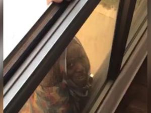 İnsanlık ayıbı! Düşmek üzere olan kadına yardım etmek yerine videoya çekti!