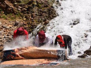 Hakkari’de bahar hazırlıkları: Şelale altında halı yıkadılar