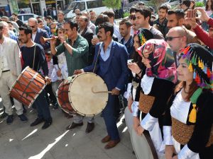 Kuyumcular Hakkari'de davul zurna ile karşılandı