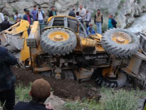 Hakkari’de iş makinesi uçuruma yuvarlandı