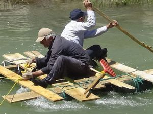 Hakkari'de İlkel yöntemlerle suda cenazelerini arıyorlar