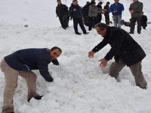 Hakkari Van karayoluna Çığ düştü