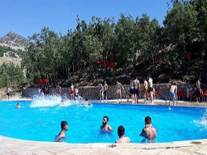 Hakkarililer, Bayramı Çukurca'daki Olimpik Havuzda geçirdi