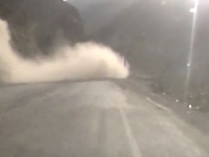 Hakkari-Van karayoluna kayaların düşme anı böyle görüntülendi