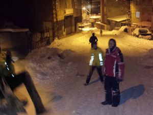 Hakkari'de Çocuklar tatilini kayarak geçiriyor