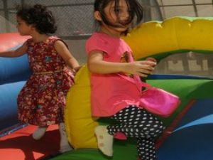 Hazinedar Hakkarili çocuklara çifte bayram yaşattı