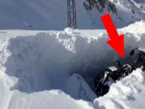 Hakkari'de Kar kalınlığı iş makinesinin boyunu aştı!